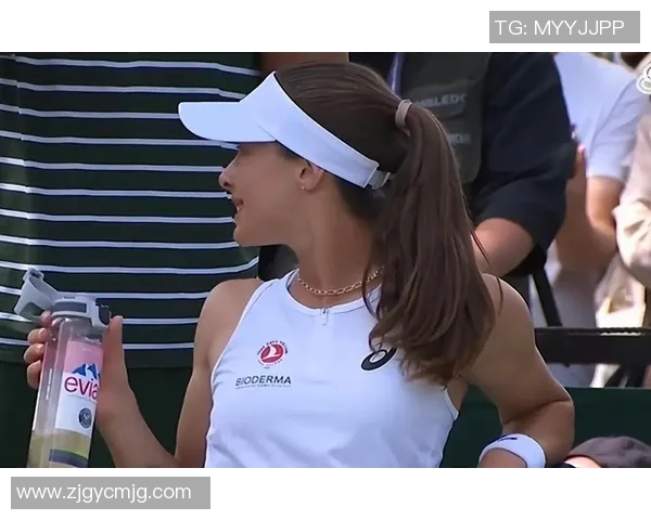 当足球明星邂逅绝世美女展开浪漫故事引发球迷热议与羡慕